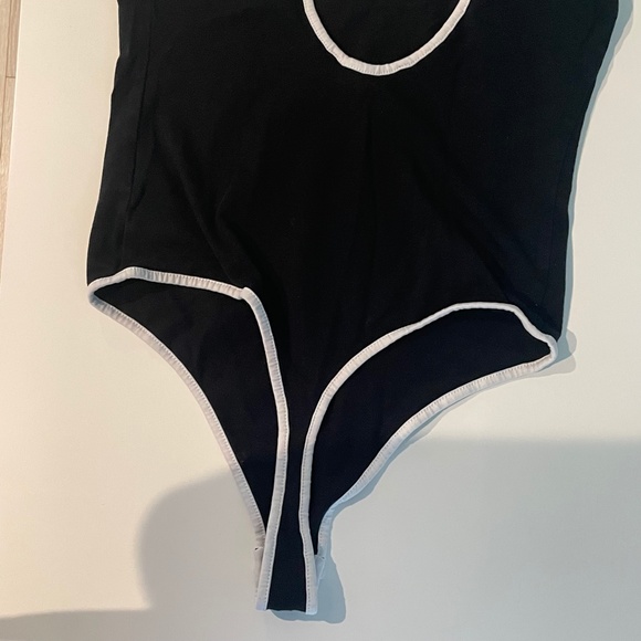 Flattering black bodysuit with white trim - Picture 4 of 5